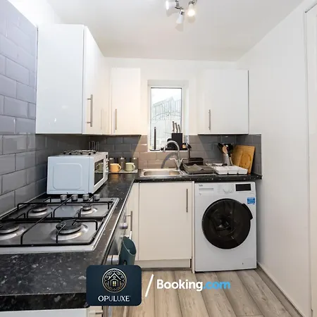 Luxurious & Homely 2 Bedroom Home By Opuluxe Properties Short Lets & Serviced Accommodation Near Manchester City Center With Free Parking Exterior photo