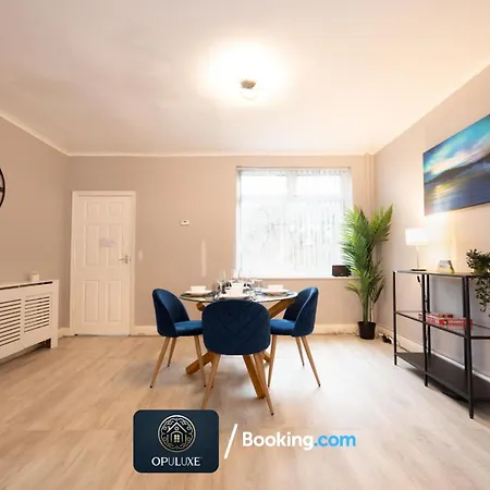 Luxurious & Homely 2 Bedroom Home By Opuluxe Properties Short Lets & Serviced Accommodation Near Manchester City Center With Free Parking Exterior photo
