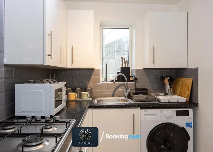Luxurious & Homely 2 Bedroom Home By Opuluxe Properties Short Lets & Serviced Accommodation Near Manchester City Center With Free Parking