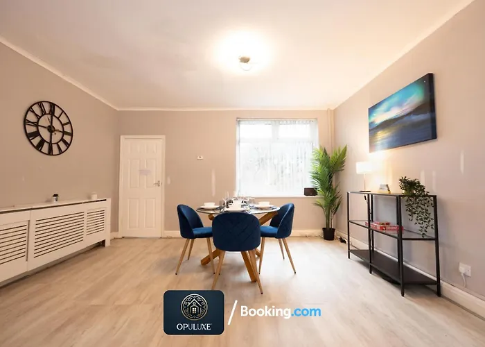 Luxurious & Homely 2 Bedroom Home By Opuluxe Properties Short Lets & Serviced Accommodation Near Manchester City Center With Free Parking