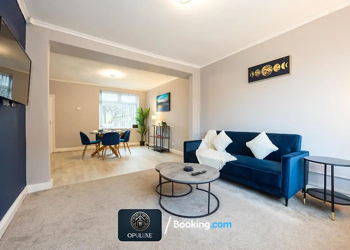 Luxurious & Homely 2 Bedroom Home By Opuluxe Properties Short Lets & Serviced Accommodation Near Manchester City Center With Free Parking