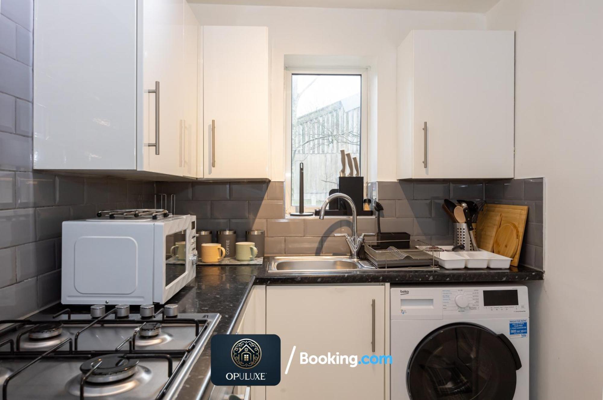 Luxurious & Homely 2 Bedroom By Opuluxe Short Lets & Serviced Near Center With Free Parking Mánchester