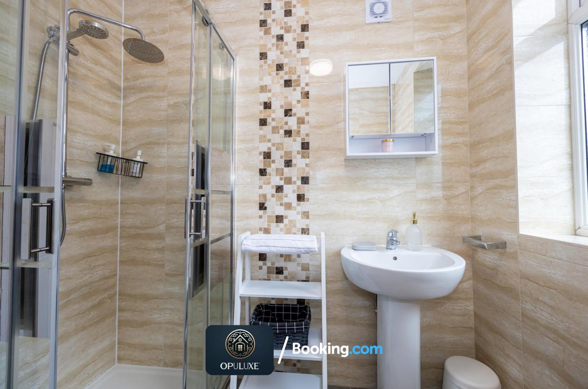 Apartamento Luxurious & Homely 2 Bedroom By Opuluxe Short Lets & Serviced Near Center With Free Parking